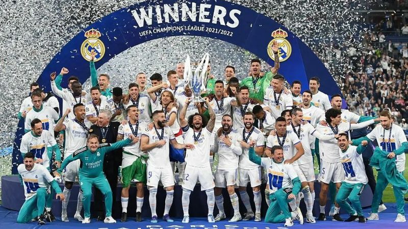 Đội vô địch Cúp C1 châu Âu nâng chiếc cúp Champions League